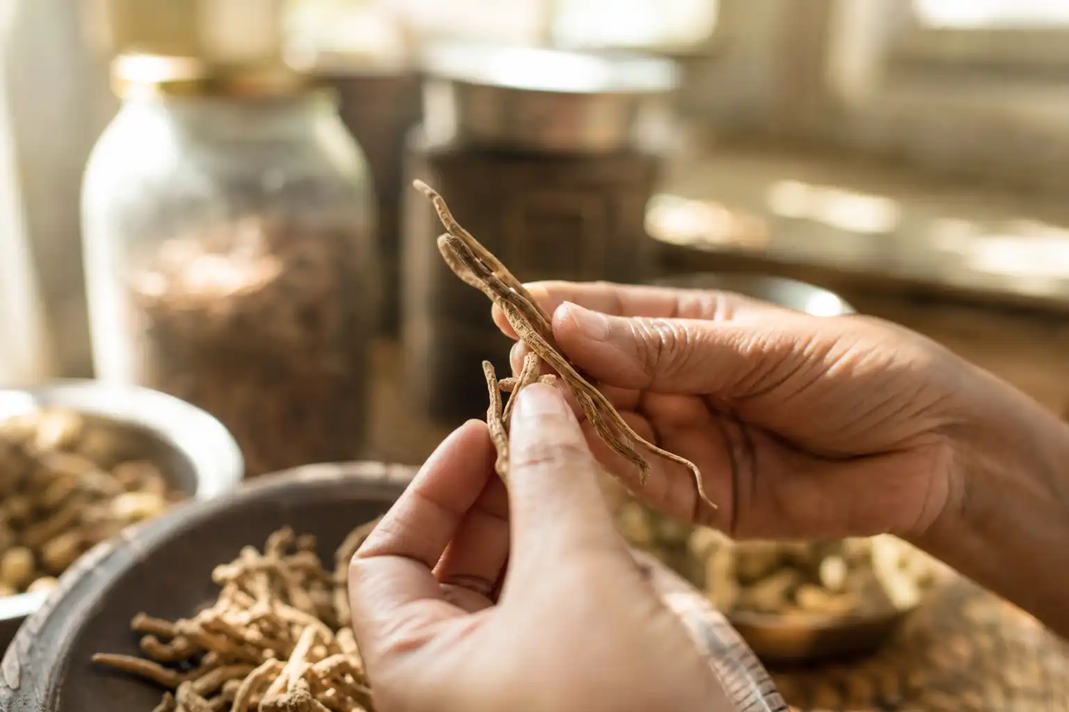 Des mains examinent un objet, autour d'inde autorise médicament, dans une cuisine.